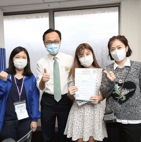 美人哒|甘比穿搭也太潮了吧，41岁好像个女大学生，和刘銮雄同框似父女