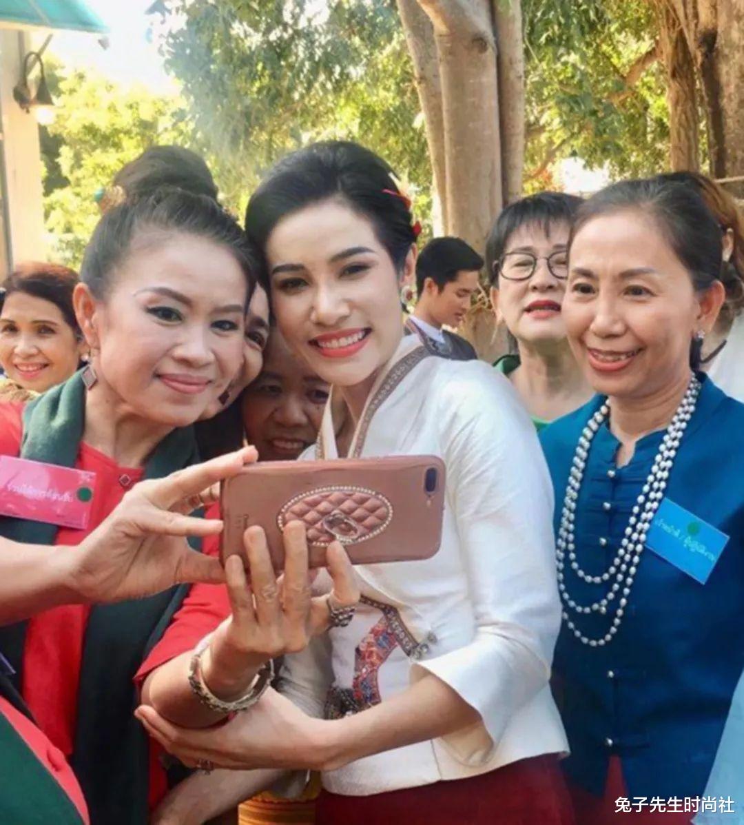 兔子先生时尚社 泰王新宠脱颖而出，眉清目秀书生气息浓厚，诗妮娜统领后宫嫔妃团