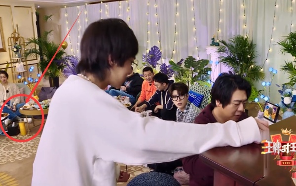 王姬|腿太长怎么席地而坐？看到关晓彤的坐姿，网友：佩服！