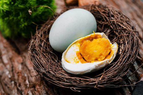 买鸭蛋时,选“青壳”还是“白壳”?区别很大,弄清楚再买不吃亏