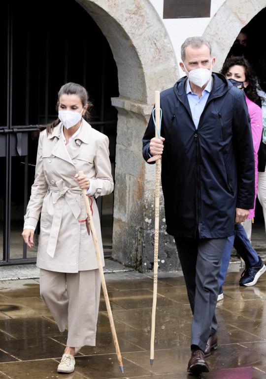 当年的明月|莱蒂齐亚穿运动鞋参加活动,气势瞬间低了很多,还是跟鞋适合她