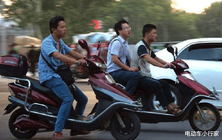电动车小行家 电动车遇到查车,为啥有车主会选择弃车?了解原因后:他们很聪明