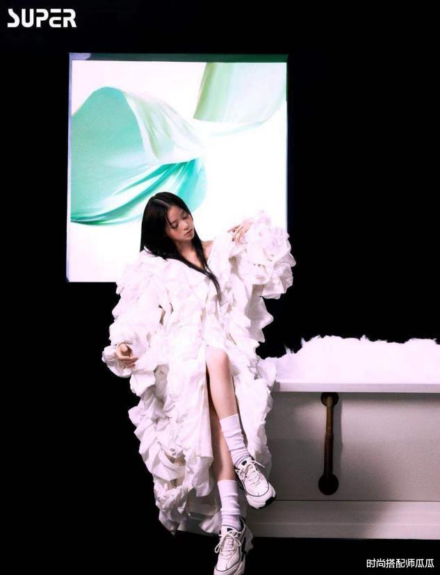 时尚搭配师瓜瓜|被欧阳娜娜最新大片惊艳了！黑长直+露肩杀又纯又欲，氛围感十足