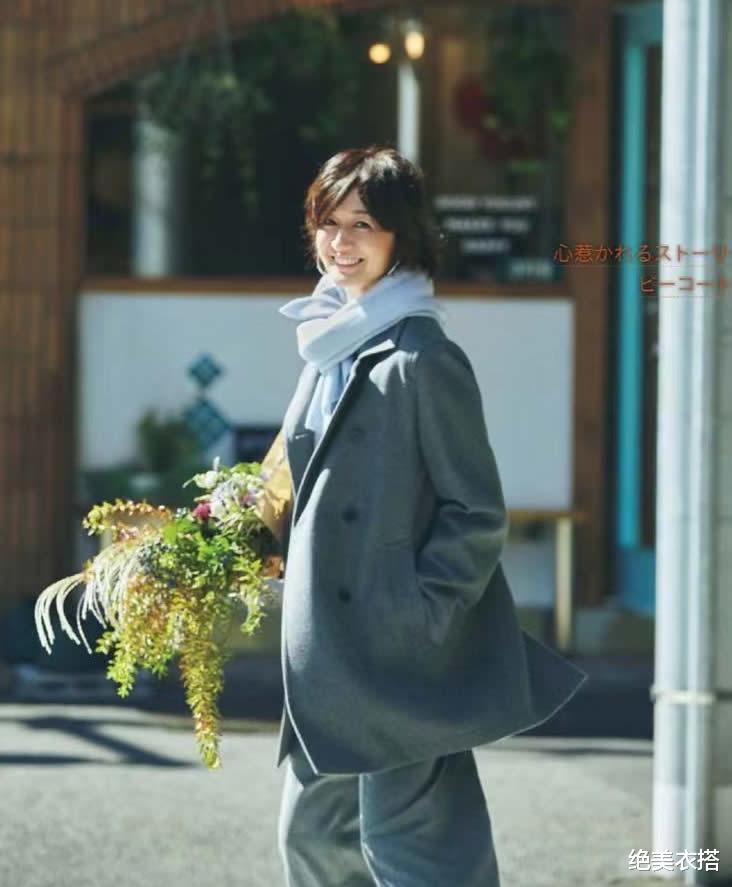 绝美衣搭 凭着“高雅穿搭”，50+的她美成一幅画！3个精髓，带你轻松取经