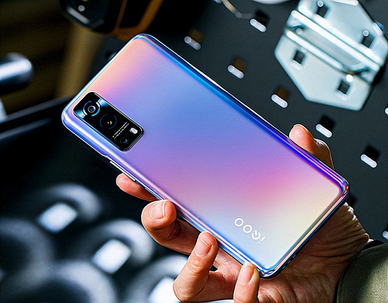 |2022年元旦买手机，懂行人只推荐这3款！配置强悍价格更合适