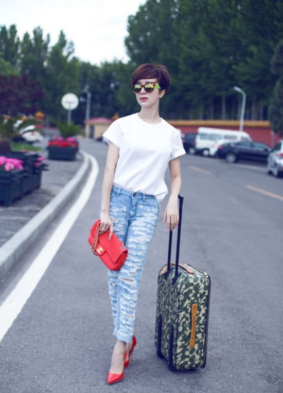 潮流新风|金巧巧的时尚真让人难懂，穿破洞裤配双恨天高，全靠阔太气质撑