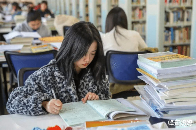考研|河南宝妈生完二胎去考研，家人考场外拉横幅，内容引网友热议