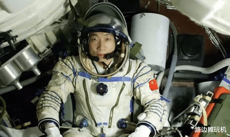 翟志刚:我已出舱,感觉良好。王亚平:马上出仓,感觉也良好