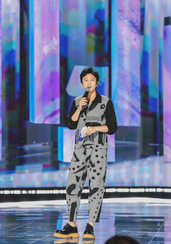 方脸妹说时尚|邓超真孝顺罕见牵老母亲游环球影城，穿T恤短裤，小腿肌肉好发达