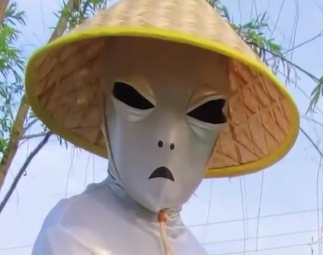 江苏省|江苏宿迁:男子穿外星人防晒服钓鱼,妻子:他觉得帅,我觉得傻