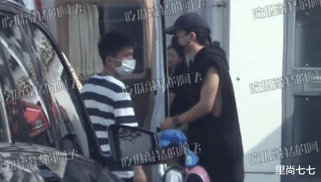 里尚七七|谢娜一家四口罕见同框，双胞胎女儿正脸首次曝光，眉眼太像张杰