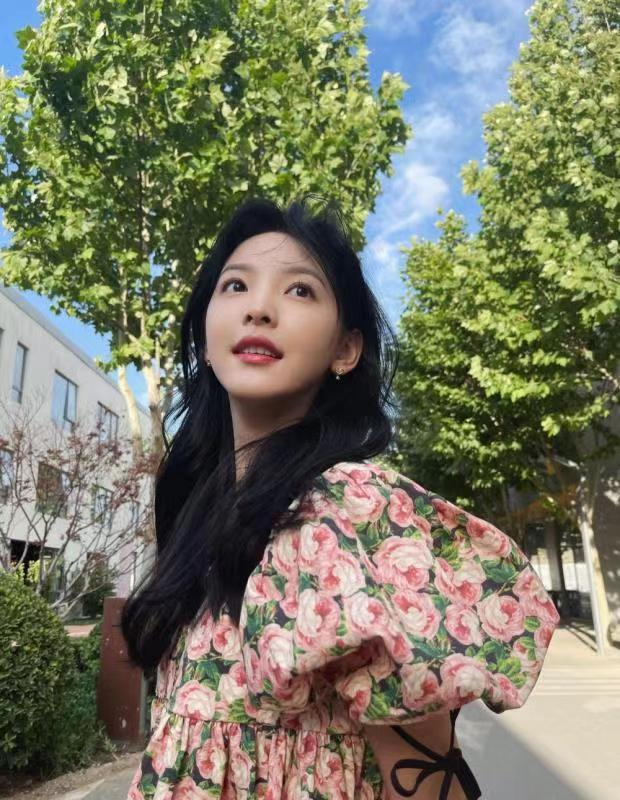 连衣裙|原来曾黎至今还未婚，难怪保养得那么好，身穿印花连衣裙高级减龄
