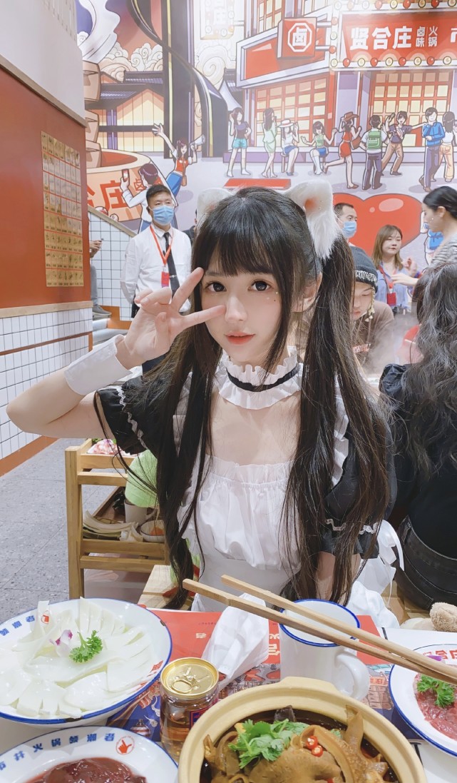 蔡萝莉|网红蔡萝莉走红毯被喷,体型瘦小头却很大,发量堪忧小腿壮硕