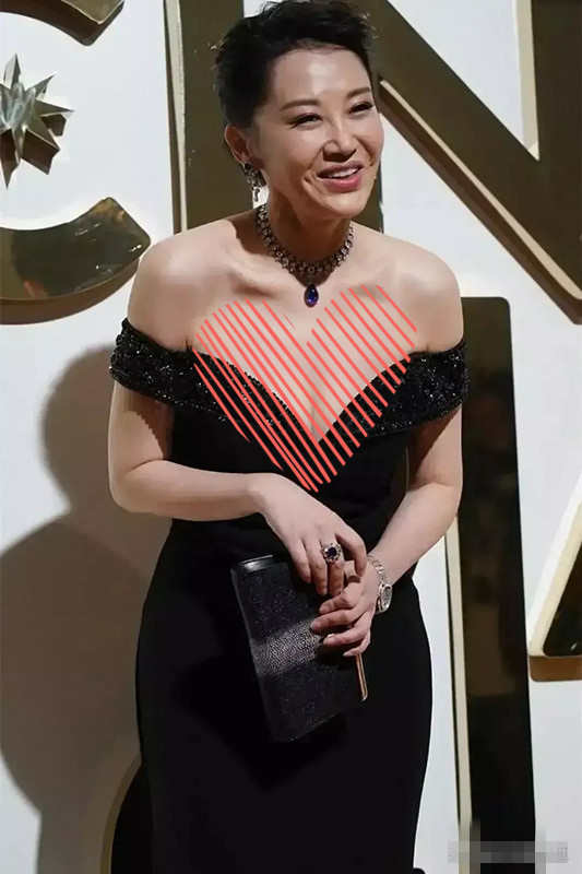 许晴|许晴刘嘉玲相差三岁都没生育，穿这款性感礼服谁更加妩媚动人？