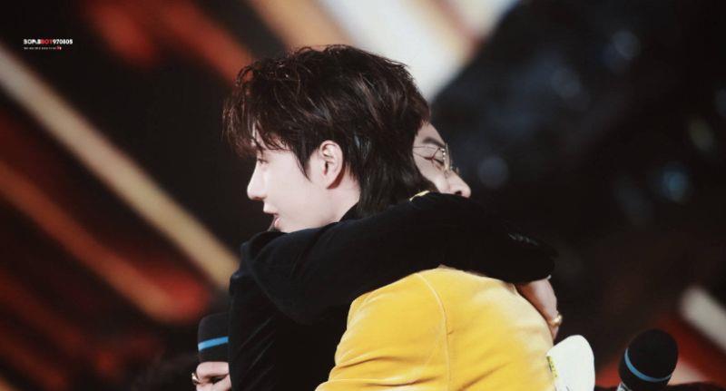 天天兄弟|默默守护天天兄弟的王一博！跨年夜造型和传统零点拥抱一个也不少