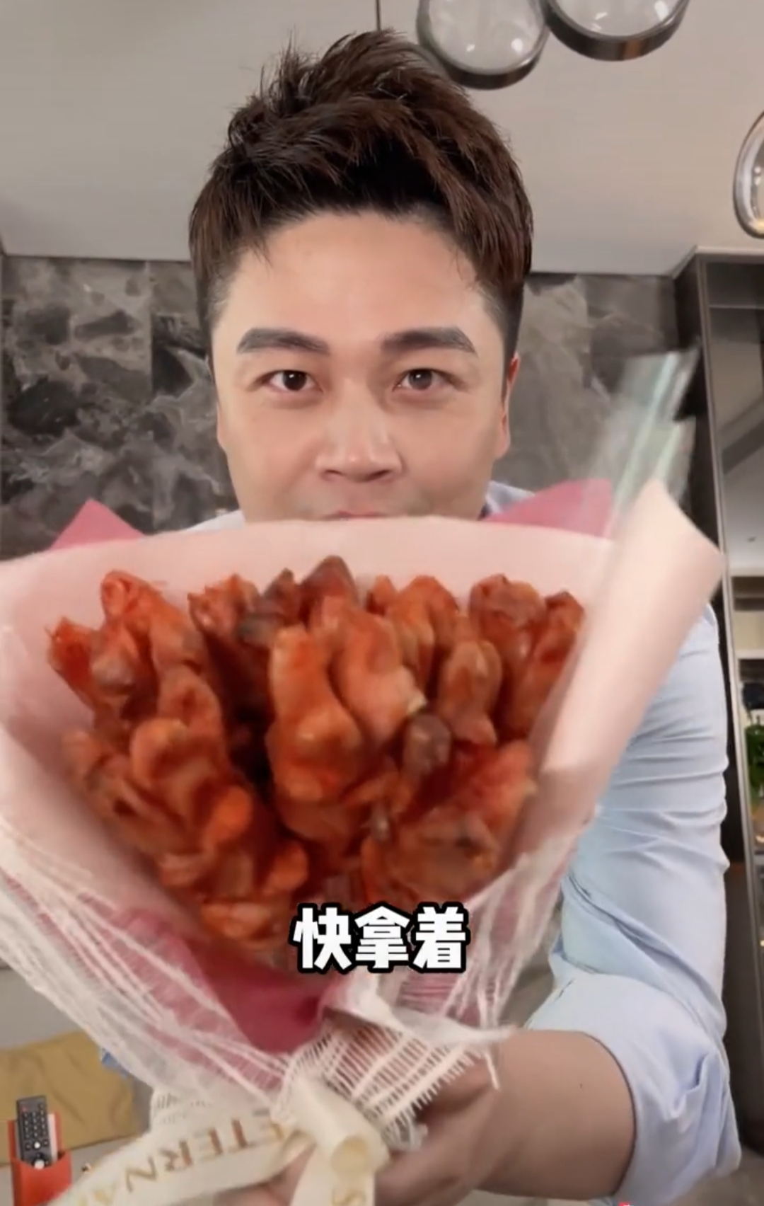 沈涛|主持人沈涛做“烤肠花束”送老婆大秀恩爱,网友:这狗粮吃饱了