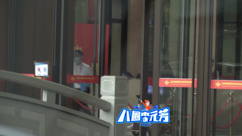 关悦|关悦坐轮椅现身机场疑受伤，佟大为帮提包推轮椅，寸步不离很贴心