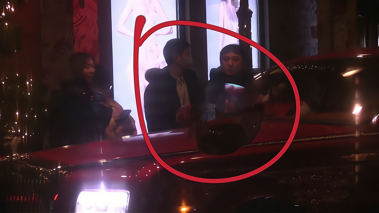 王思聪|王思聪2天换了2波美女陪！晚上和3个女生吃饭，用劳斯莱斯护送