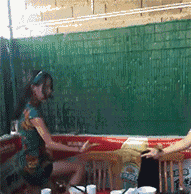 萌萌萌说|你认为结婚超过十年的夫妻还会接吻吗？哈哈哈哈，神评是魔鬼吗？