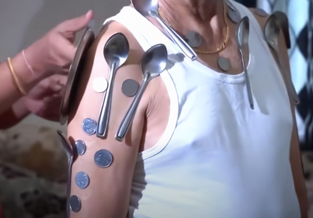 久见菌菌|新冠疫苗还有这功能?辉瑞打完秒变“万磁王”,随便就能吸金属