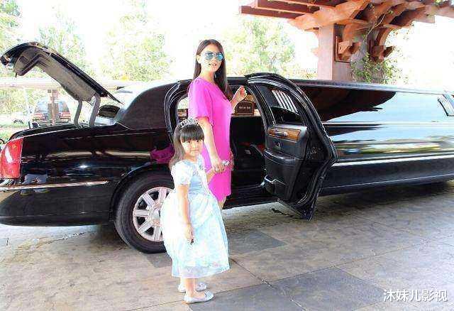 李湘|李湘大学毕业第二年就开50万宝马，21岁成名就实现所有梦想