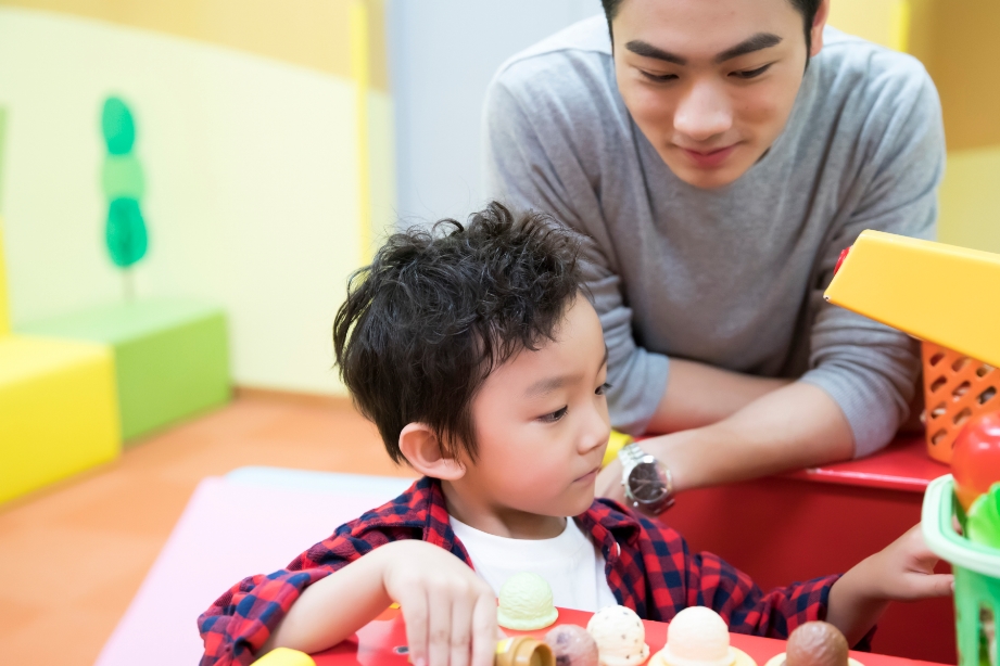 尹汪栎的小世界|孩子要买玩具，妈妈应该如何拒绝，直接说“不”，其实是一种伤害