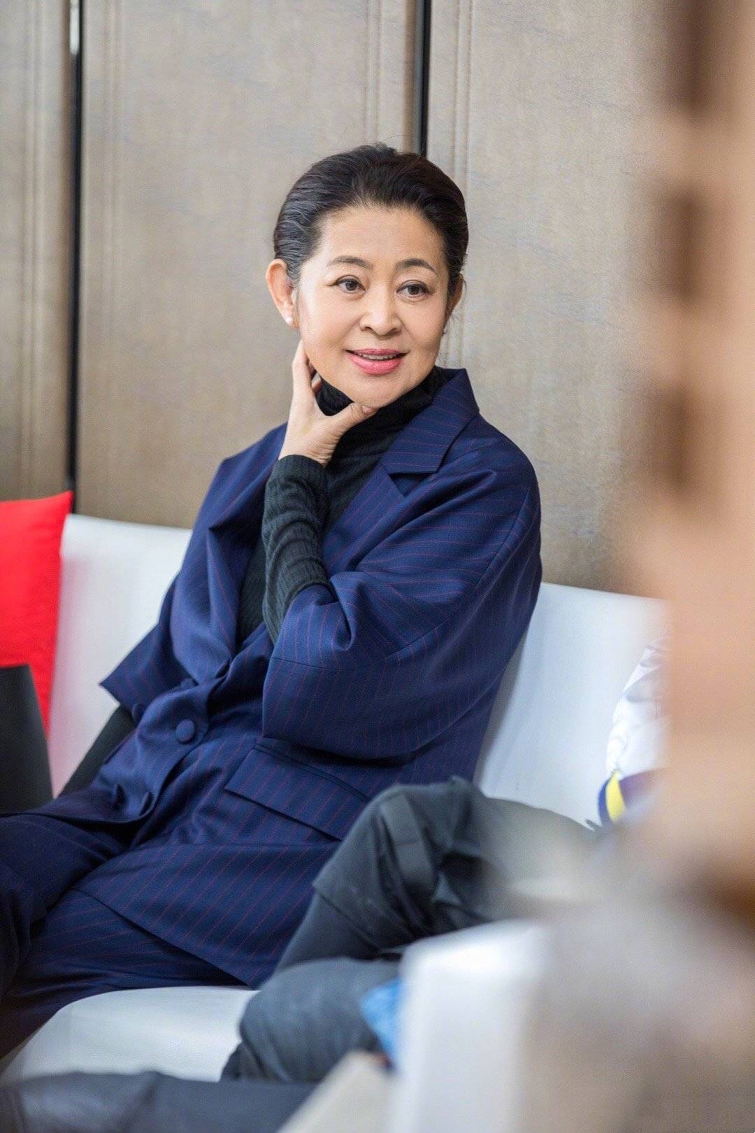 哚乐Like时尚 62岁倪萍逆生长,拼接卫衣配牛仔裤青春时髦,身材状态不输年轻人