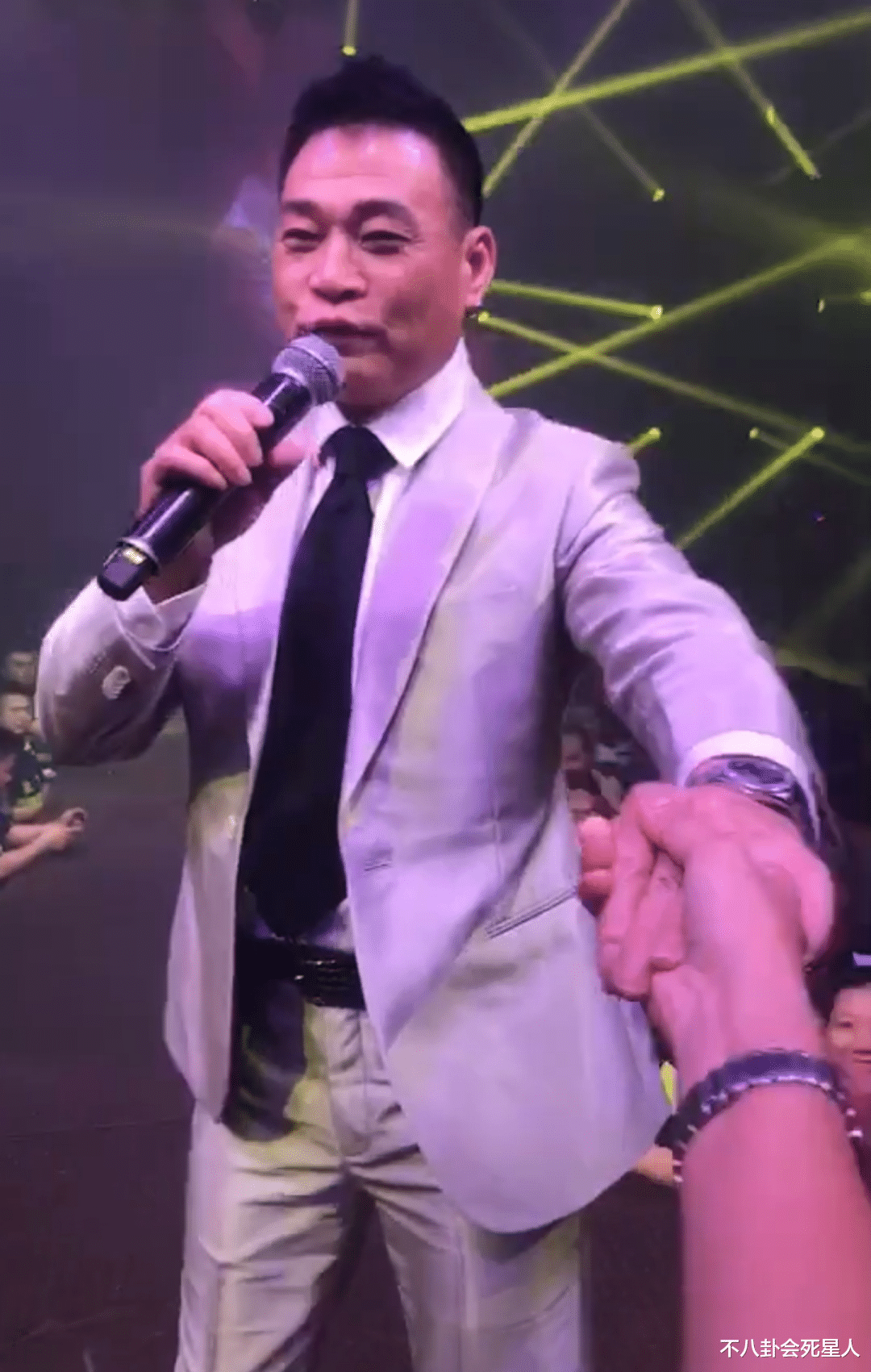 电影|过气香港艺人来内地出路，商演直播，投资做生意，扎堆拍烂片