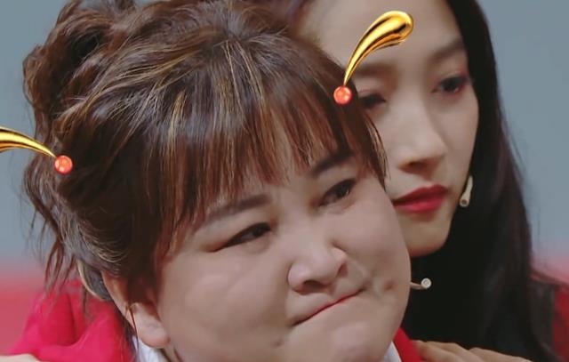 关晓彤|关晓彤和贾玲闲聊忘关麦，小声嘟囔5个字，让台下观众纷纷起哄