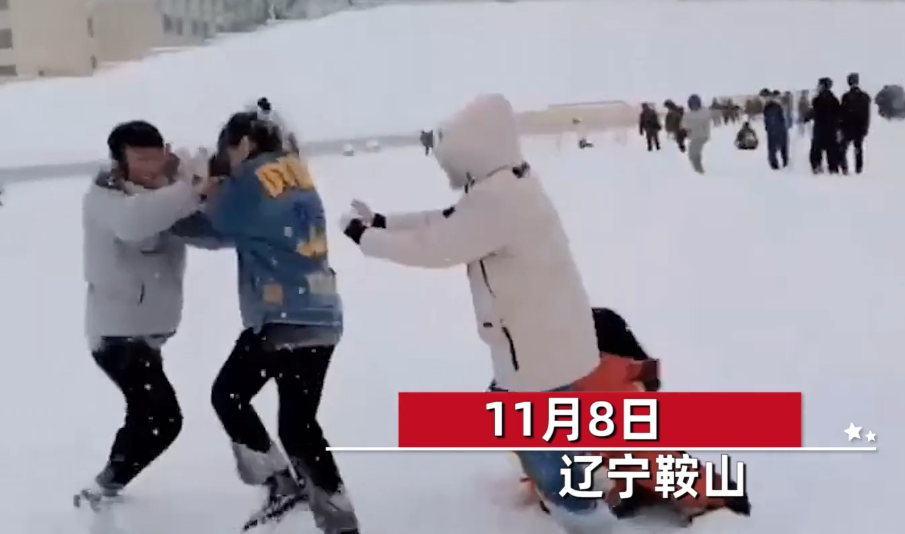 辽宁一男生打雪仗1人撂倒5名女同学,还开心比耶,网友:活该单身