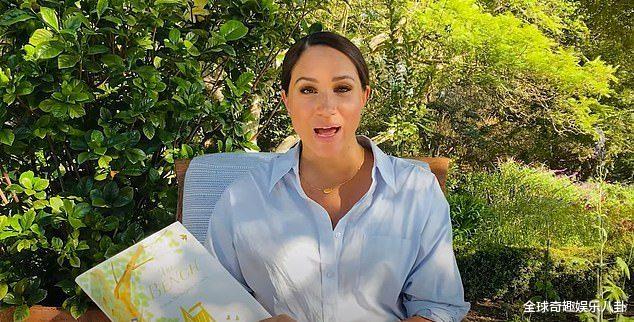 长椅|哈里王子老婆梅根·马克尔阅读《长椅》, 挽起袖子露出珠宝首饰