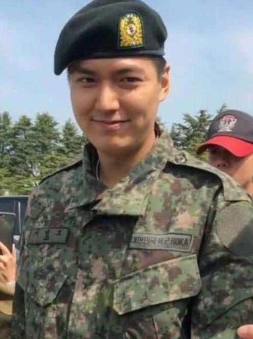 李敏镐|李敏镐颜值回不去了？被爆恋情后首露面，脸部浮肿下颌线消失