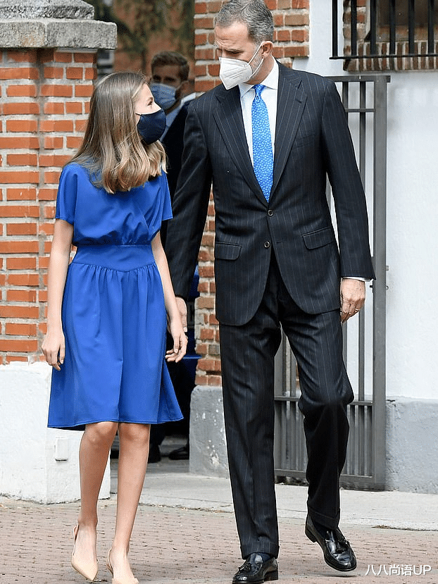 八八尚语UP|莱昂诺尔又穿高跟鞋，5厘米高的鞋跟没赶上妹妹，14岁就穿猫跟鞋