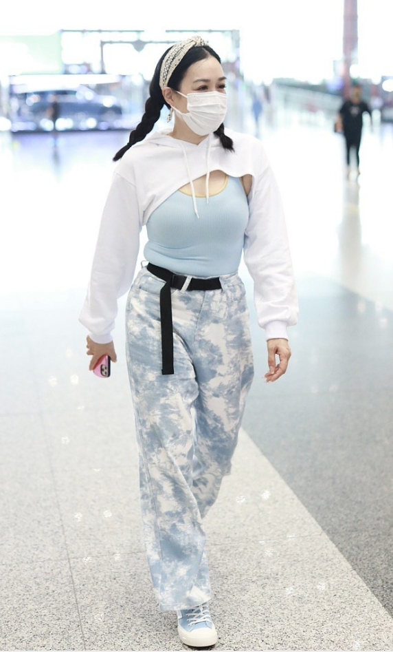 穿衣搭配|真佩服钟丽缇，50岁还能扎双马尾扮嫩，但衣服太紧勒出赘肉好明显