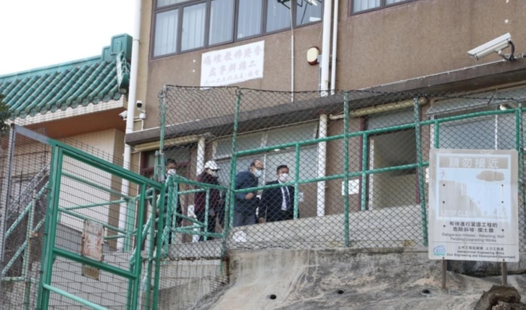 李嘉诚|93岁李嘉诚元旦携子孙拜祭亡妻,港媒却厚脸皮问:何时再捐钱?