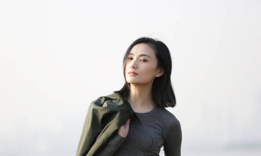 育妈计|宣布女儿“退休”后，李亚鹏罕见与李嫣同框，放下身段对女儿撒娇