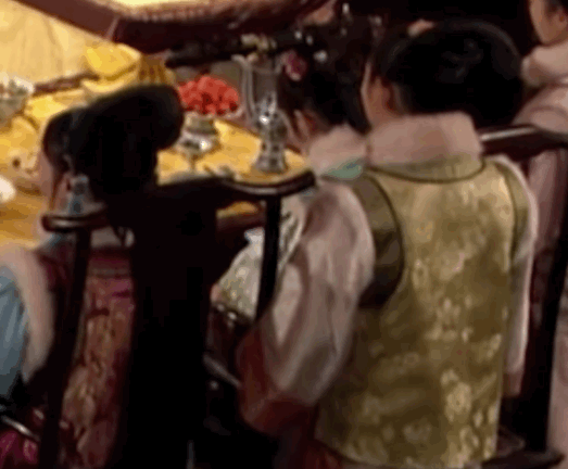 李承鄞|《甄嬛传》播出10年，有人爆料谭松韵拍戏期间玩手机，这怎么回事？