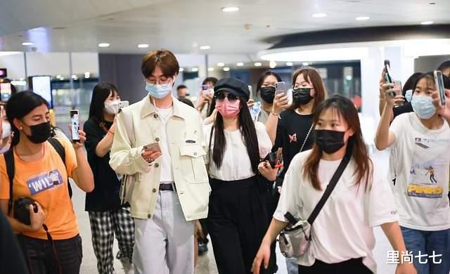 伊能静|伊能静母子首合体捞金，他出道26天迎首个高奢代言，淡妆太像邓伦