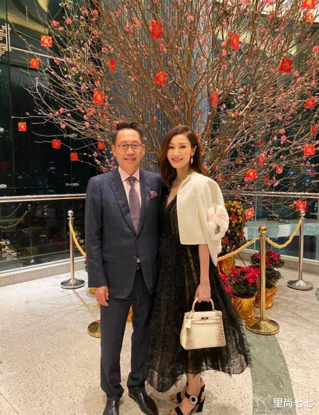 里尚七七|李嘉欣也真绝！老公街头拄拐杖看病，她衣着靓丽和姐姐庆生拍美照