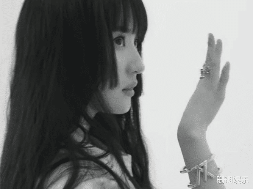 寸头|刘亦菲尝试公主切发型,厚重刘海掩盖不住高颜值,头发丝都让人羡慕