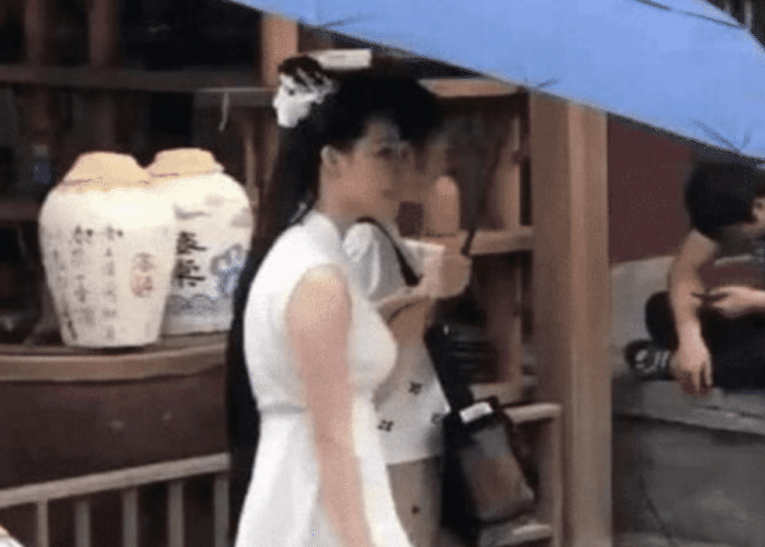 横店影视城|有一种“尴尬”叫横店女群演的穿着，看到侧面照后，网友：这都能演戏？