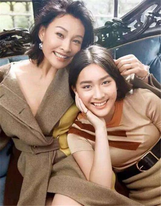 张艺兴|去美国生活3年的陈冲,在春晚舞台上说:我不想来的,但按你们中国人的习惯,我系上了红裤带