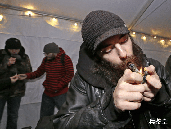帮助吸毒人员注射,政府还发放福利?美国首家吸毒中心即将成立