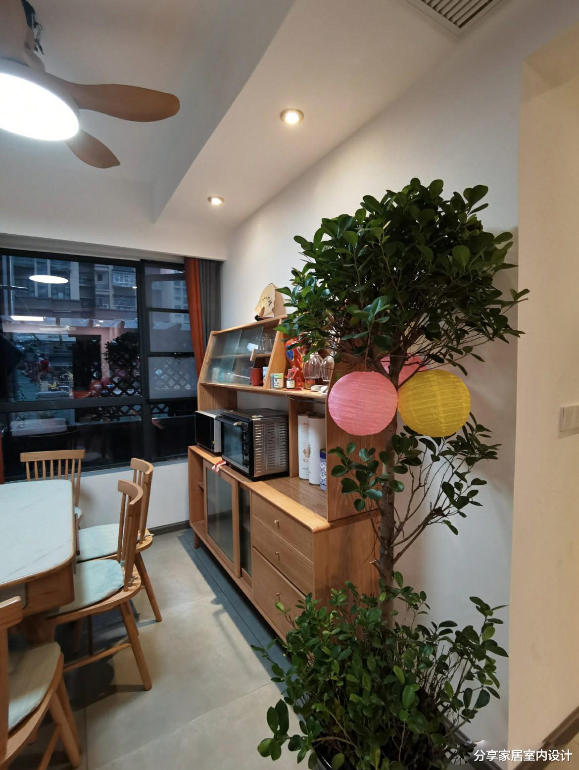 她家买二楼新房赠送80平露天超大阳台，真的是赚大了，让人羡慕！