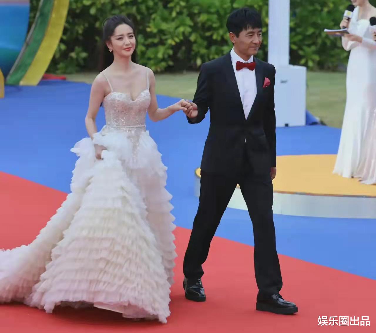 佟丽娅|佟丽娅穿低领装走红毯，被指“敢穿不敢秀”，手捂领口成槽点