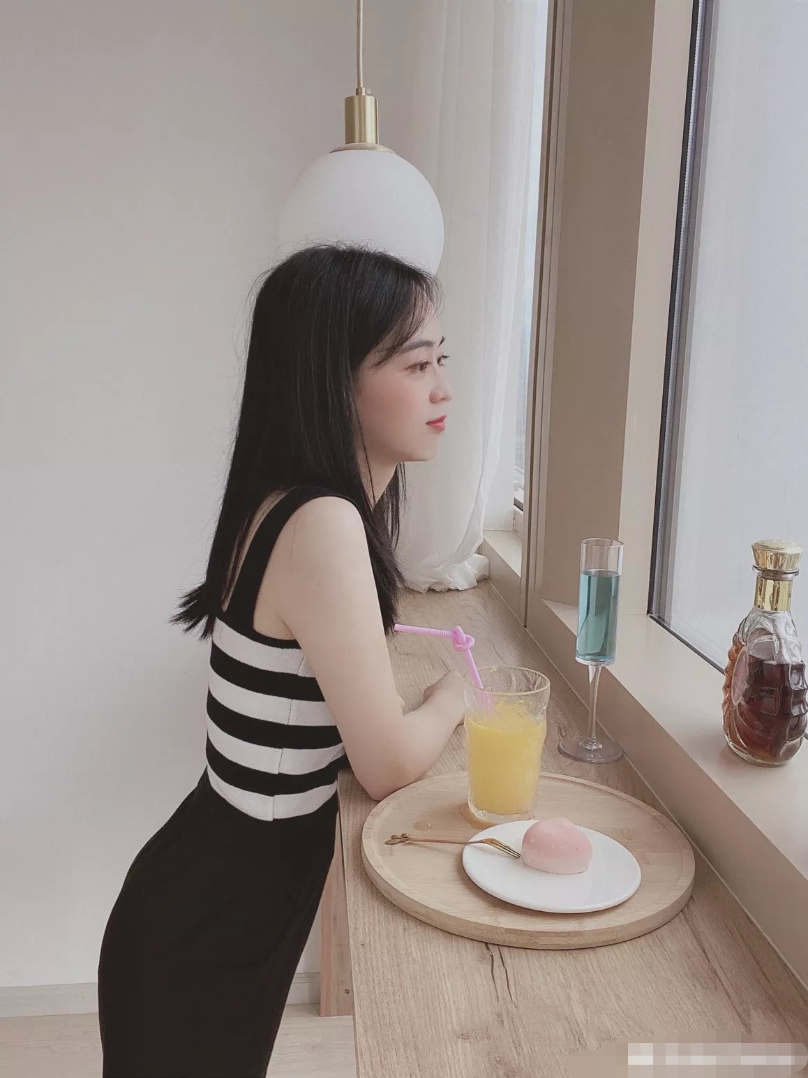 27君|格子纹宽根吊带配上黑色甩裤,纤细苗条!