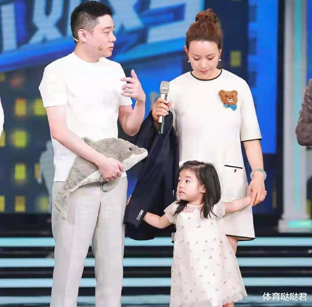 丁俊晖|丁俊晖一家三口现身，女儿乖巧可爱太像爸爸，妻子笑容灿烂很温馨