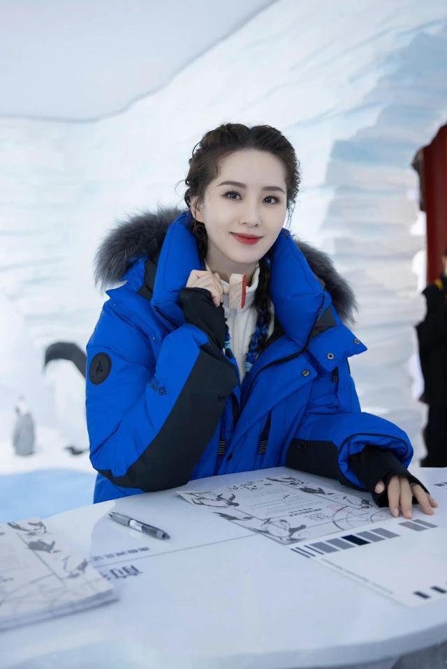 刘诗诗|刘诗诗罕见扮嫩！扎双麻花辫少女感爆棚，穿羽绒服丝毫不显臃肿