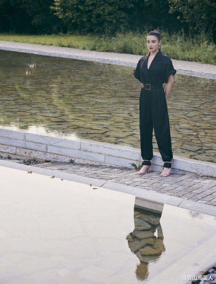 峨眉山周美人|女人50岁以后，夏天少穿T恤搭牛仔裤，学三木妈这样穿，真显气质