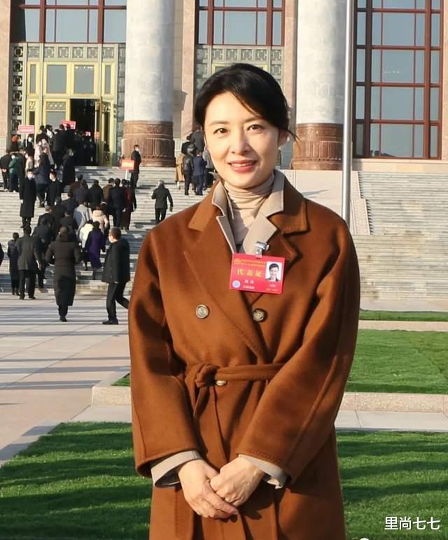 周涛|央视主持天团开会受追捧！朱迅站C位成团宠，周涛比佟丽娅还洋气